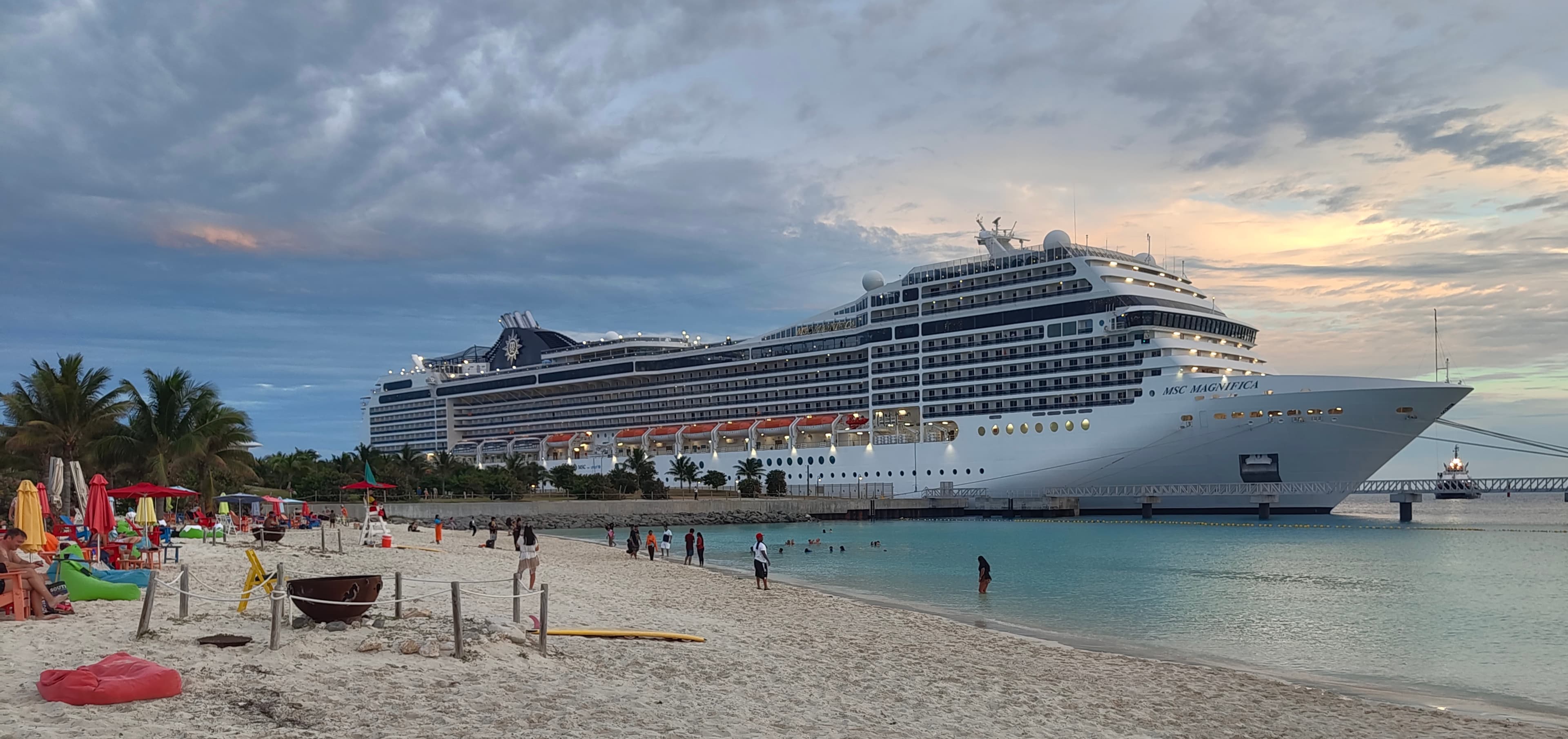 Kreuzfahrtschiff auf offenem Meer